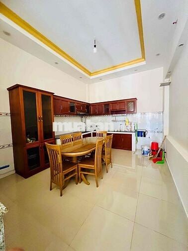 Cho Thuê Nhà DT 220m2 1Trệt 2Lầu 3Pn 3Wc Sân Thượng Ngay Ngã Tư Ga