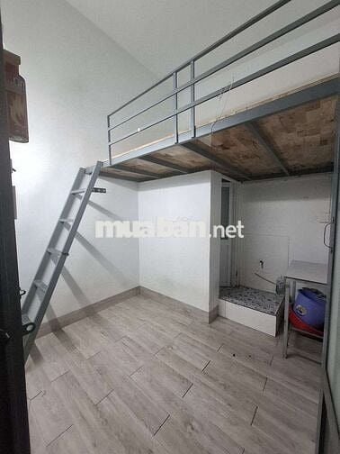 Phòng có gác cao, máy lạnh wc rieng Nơ Trang Long