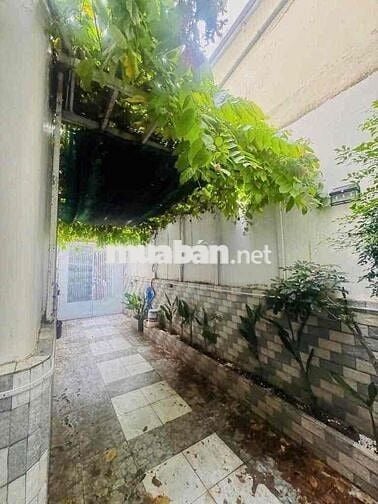 Nhà nở hậu Tô Hiến Thành, Quận 10  (2 lầu, có sân thượng, 4PN, 5WC)