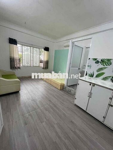 phòng trọ 18m2, trên trục đường Nguyễn Trãi q1.