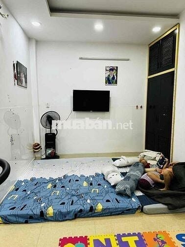 Phòng đẹp 25m2 có cửa sổ lớn, ban công