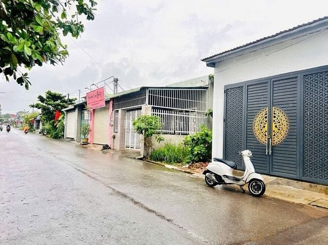 Cần tiền trả nợ bán gấp nhà còn mới 108m2 ở Hóc Môn giá 930 triệu.