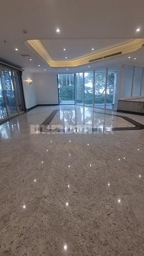 Cho thuê 300m tầng 1 mặt hồ tây 