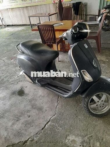 Xe vespa màu đen xe chạy bình thường ít xăng