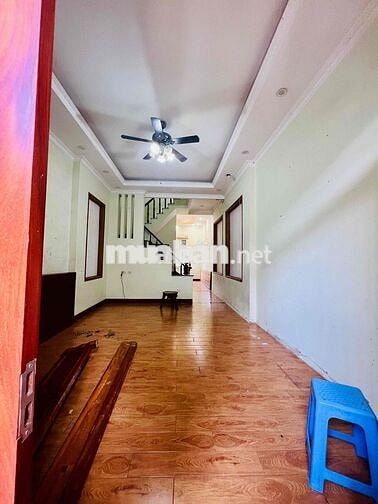 Cho Thuê Nhà DT 200m2 1Trệt 2Lầu 4Pn 4Wc Sân Xe Máy Ngay Ngã Tư Ga