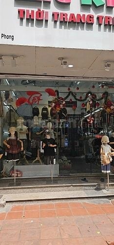 Cho thuê cửa hàng dài hạn nhìn sang cổng chính chợ Hà Đông