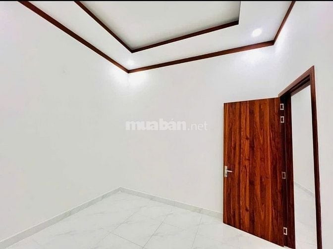 Cần tiền trả nợ bán gấp nhà còn mới 108m2 ở Hóc Môn giá 930 triệu. 