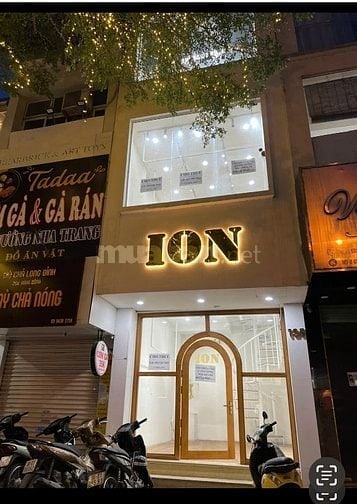 Cho thuê cả nhà 4 tầng mặt phố Ô Chợ Dừa