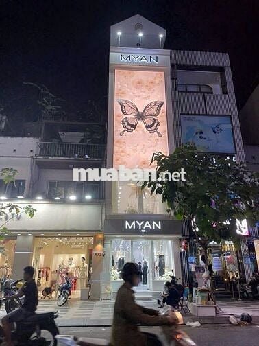 MT NGUYỄN TRÃI P,BẾN THÀNH Q1 , DT 300M2 , NGANG 5M , KHU THỜI TRANG