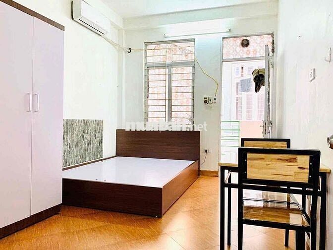 Nhượng phòng Đê La Thành nhỏ có ban công thoáng