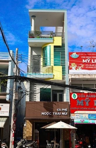 Chính chủ bán nhà 1 trệt 3 lầu, 6PN, mặt tiền Hùng Vương, Long Xuyên