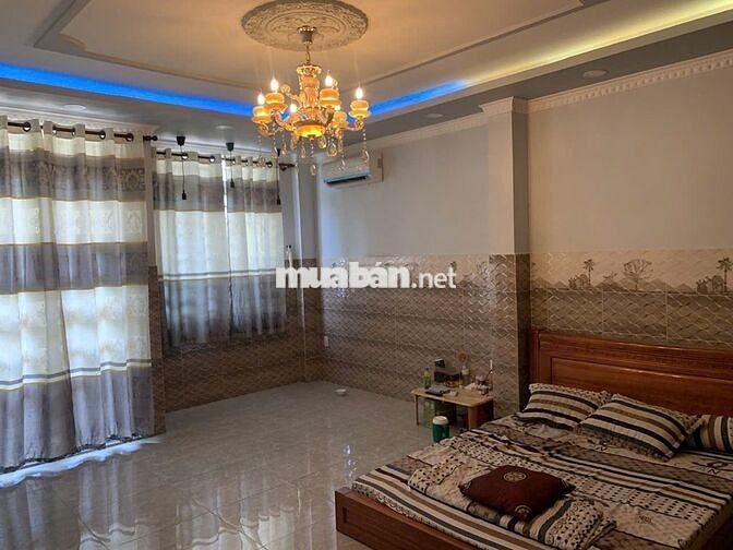 Nhà mặt tiền kết cấu sẵn, phù hợp để kinh doanh ngay. Đường Ngô Quyền