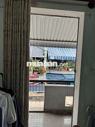 nhà nguyên căn còn 1 phòng ban công phù hợp 2 người ở giờ giấc tự do