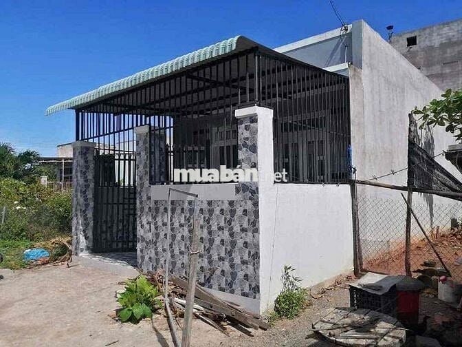 Cần Bán Nhà Cấp 4 Hẻm Xe Ô Tô 2pn 1 phòng khách Cách Quốc Lộ 1A 800m