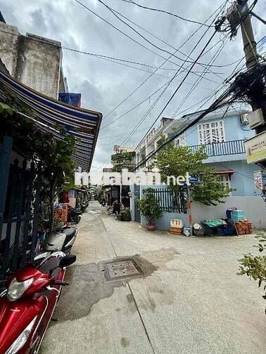 Nhà 2 tầng ,gần 30m2, ban công thoáng mát.loanh quanh chưa tới 3tỷ.Nga