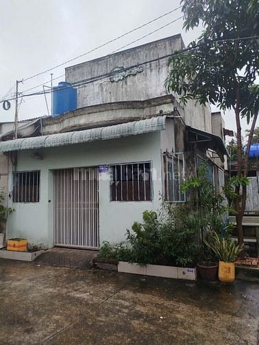 BÁN GẤP NHÀ 900 TRIỆU ĐANG CÒN HỢP ĐỒNG THUÊ 8 TRIỆU/ THÁNG - SHR 