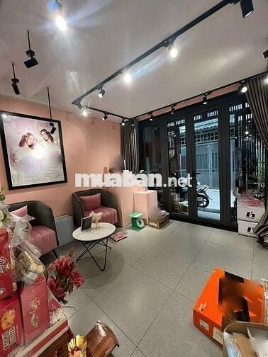 Nhà Hẻm lớn, kết cấu sẵn phù hợp ở ngay, nhiều tiện ích trong khu LLQ
