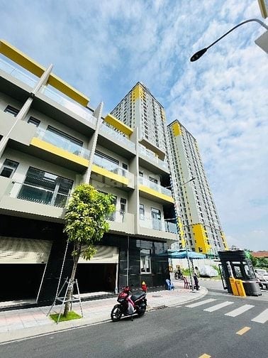 Nhà phố SHR 4 tầng, vừa ở vừa kinh doanh ngay dưới chân 8000 căn hộ