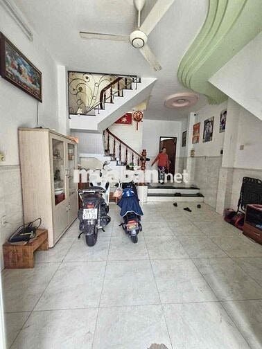 Nhà nguyên căn, hẻm xe hơi đậu trước nhà