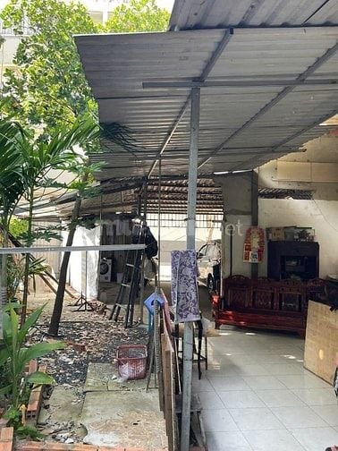 Ông Thy gửi bán căn nhà cũ lụp xụp mặt tiền ngang 7m
