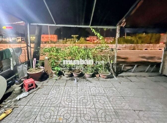 Nhà mặt tiền, có sân, 1 lầu, 2 PN, có nội thất sẵn (Long Thới, Nhà Bè)