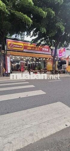 cần cho thuê mặt bằng bán buổi sáng vỉa hè rộng