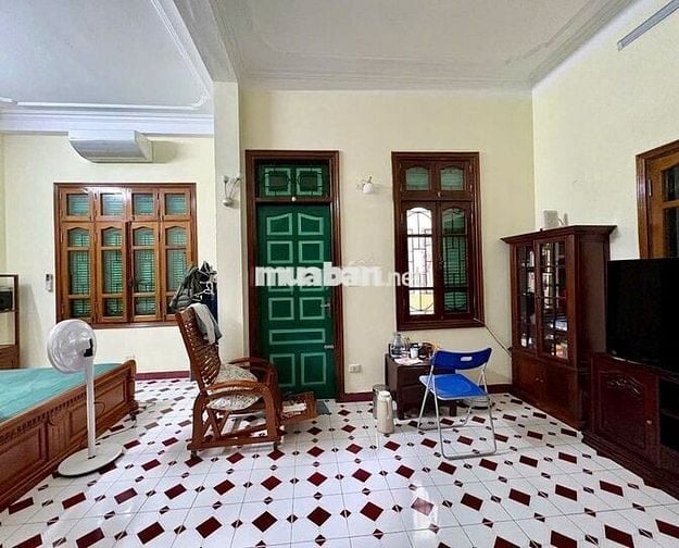 Ô tô đỗ cửa, đường Hoàng Quốc Việt - Nguyễn Văn Huyên