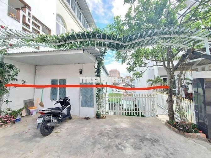 Chính chủ bán đất thổ cư 220m2, đường ô tô, trung tâm, sẵn nhà cấp 4