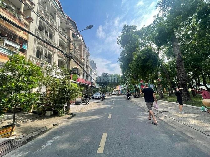 Bán khách sạn khu Tên Lửa, 20 x 20m, 5.5 tấm, 62 tỷ đối diện công viên