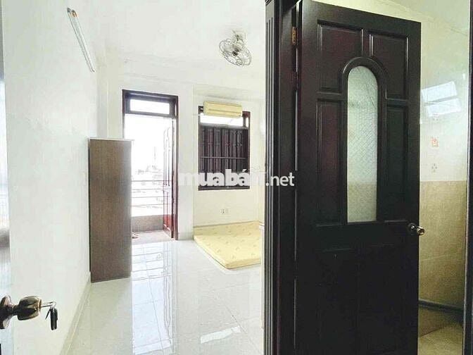 Phòng ngay cầu Nguyễn Tri Phương, Ban công thoáng mát, đầy đủ nt, ..