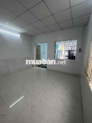 Cho thuê nhà cấp 4 diện tích lớn 100m2 đường Lê Văn Khương , hxh