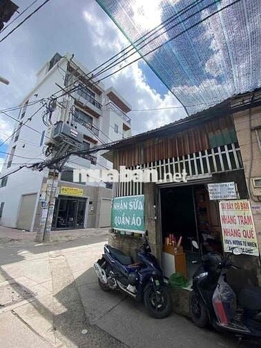 Nhà cấp 4 . gác lững . SHR . đất vuông Đẹp