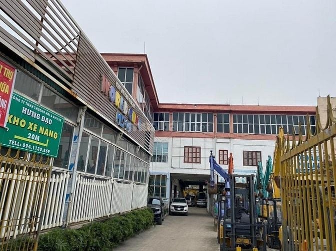 Nhân viên kỹ thuật sửa chữa xe nâng, ô tô