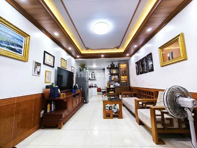 Nhà Đẹp Giá Tốt - Vị Trí Sêu Đắc Địa - Ô Tô Đỗ Cửa - Chỉ 4 Tỷ