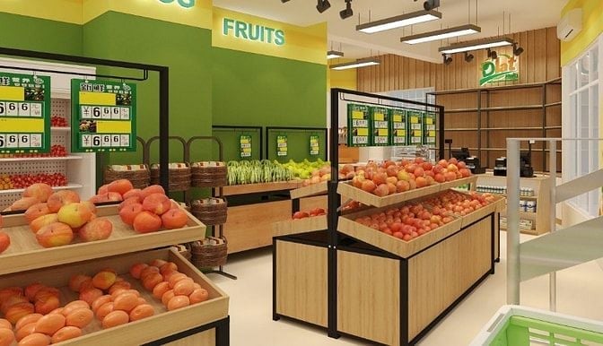 Nhân viên bán hàng tại quầy siêu thị