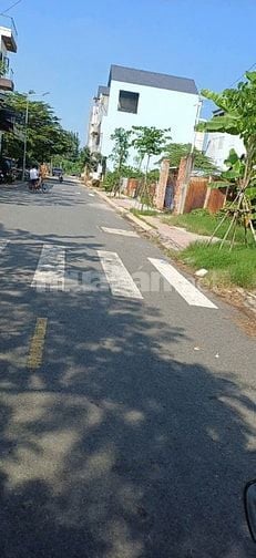 Cần bán lô đất mặt tiền đường xe hơi cách hương lộ 2 chỉ vài chục mét