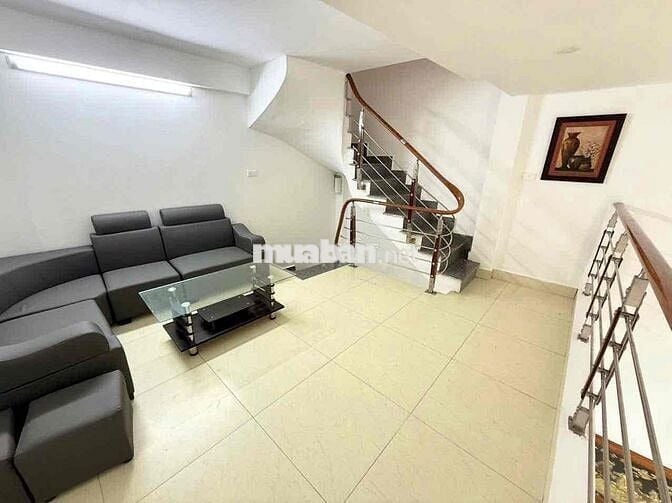 HÀNG HIẾM SÓT LẠI NHÀ PHỐ GIA QUẤT. 32M 4TẦNG  NGÕ NÔNG THOÁNG GẦN OTO