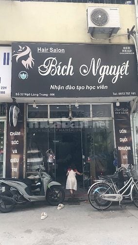 Tuyển nữ thợ phụ làm tóc ăn ở tại cửa hàng 