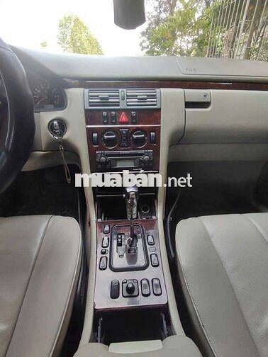 Bán xe mercedes C240 màu đen nội thất kem