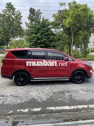 Gia đình bán Innova Ventuner sx 2018 rất mới đẹp