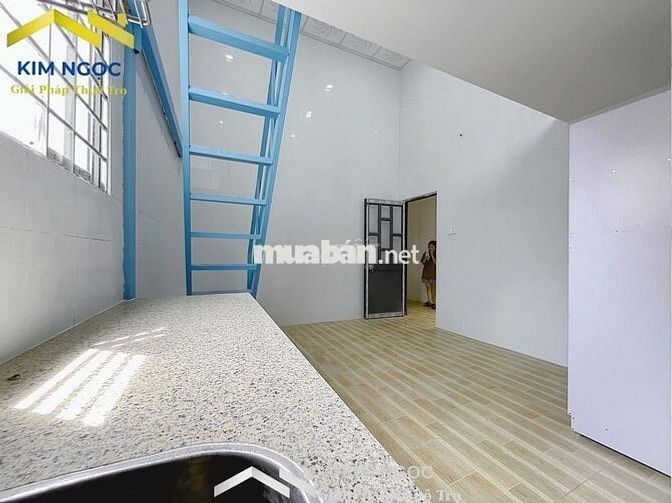 CHO THUÊ PHÒNG GÁC CAO RỘNG 40M2 NGAY BÊN XE AN SƯƠNG - CÓ CỬA SỔ TRỜI