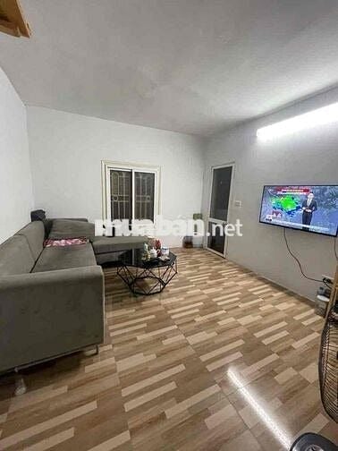 Bán nhà tập thể phố Quỳnh Mai nhà đẹp 2 thoáng oto đỗ chân cầu thang s