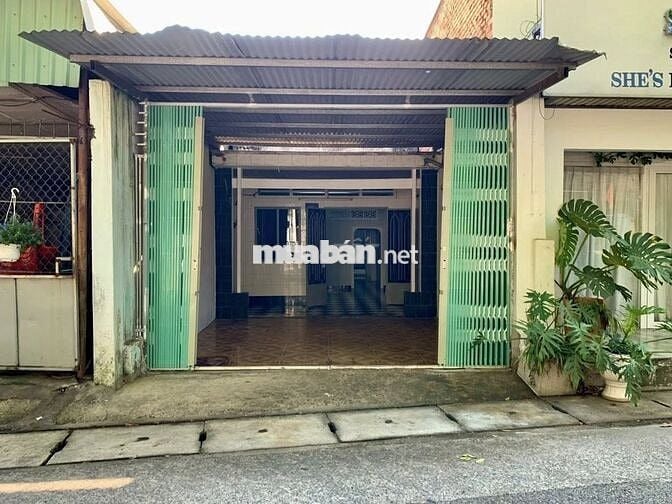 Bán căn nhà gần chợ Đầu Mối Hóc Môn 94,6m2 - SHR - Giá chỉ 990tr