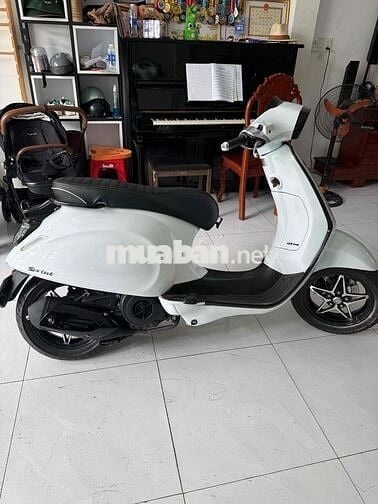 cần bán vespa 2015 xe đẹp ko 1 vết trầy 27tr.xe ở