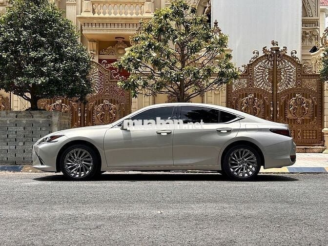 Lexus ES250 2022 - 28000km - 01 chủ giữ gìn, đi kỹ