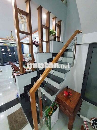 CHÍNH CHỦ CẦN BÁN NHÀ MỚI 1 TRỆT 2 LẦU, VIEW ĐỐI DIỆN CỔNG CHÍNH TRƯỜN