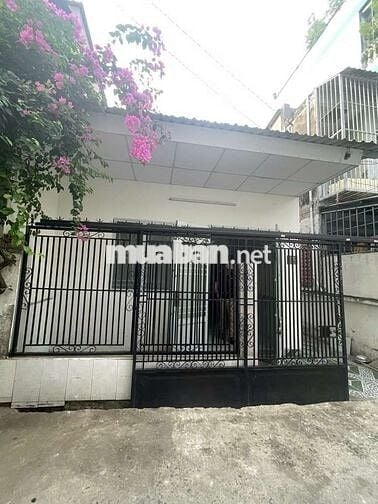 Nhà nằm ngay sát chợ Hiệp Bình chỉ vài bước chân.