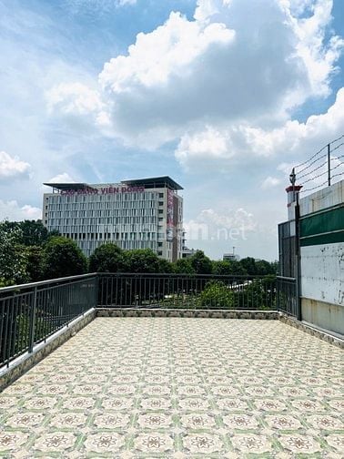 Mặt tiền nội bộ ngay công viên phần mềm Quảng Trung ngang 5,5m 4 tầng 