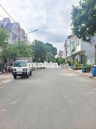 Bán Nhà 2 Tầng KDC Lê Phong Đông Hoa Dĩ An Đường10m DT70m4.9×15. 3PN