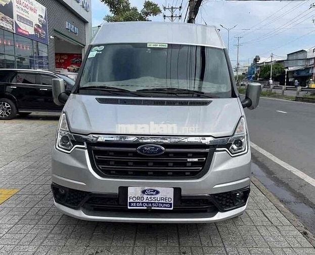 Ford Transit 2023. Bánh dự phòng chưa hạ.